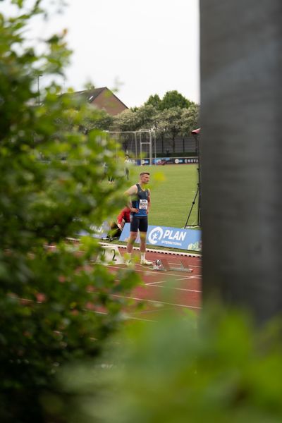 Nico Beckers (LAV Bayer Uerdingen/Dormagen) vor dem 400m Start am 07.05.2022 beim Stadtwerke Ratingen Mehrkampf-Meeting 2022 in Ratingen